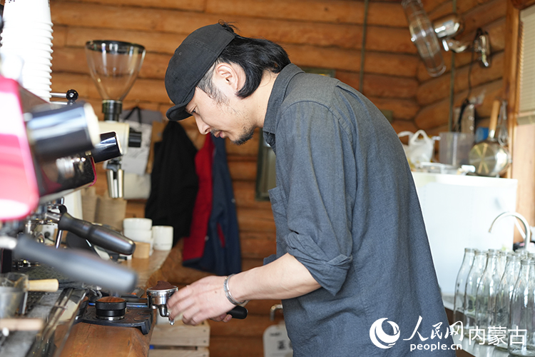 喻曉在小木屋中制作咖啡。人民網(wǎng)記者 李睿攝