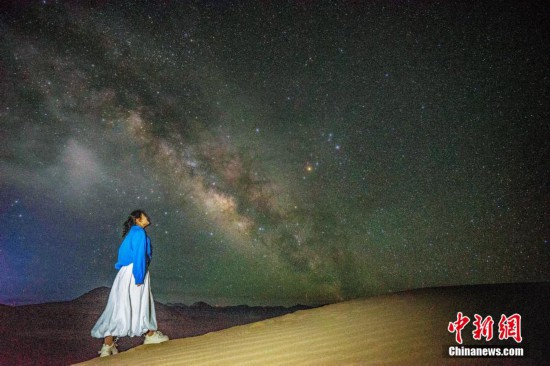 圖為6月20日晚，游客在西藏阿里暗夜公園與銀河“合影”。曹枝清 攝