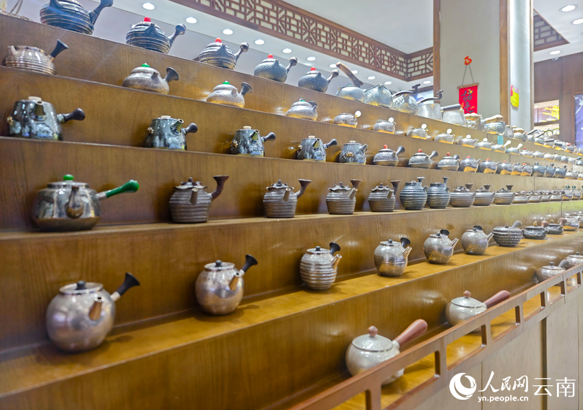 8新華村一家銀器店里的各類銀器。人民網(wǎng)記者 符皓攝