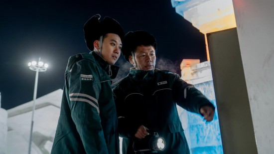 長(zhǎng)春市冰雪新天地園區(qū)內(nèi)，長(zhǎng)春市雙陽(yáng)區(qū)供電公司工作人員正在檢查低壓配電箱。新華社記者 段續(xù) 攝