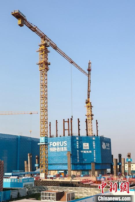 從完成頂層設計到如火如荼大規(guī)模建設，六年來，雄安新區(qū)如春天的竹子一般拔節(jié)生長，這座承載千年大計的“未來之城”已雄姿初顯。從“一張白紙”開始著墨，如今的雄安新區(qū)已是濃墨重彩的“山水畫”。<a target='_blank' href='/'>中新社</a>記者近日走訪了雄安新區(qū)多地，從“藍綠金”三色感受這座“未來之城”的巨大變化。圖為7月19日，河北雄安新區(qū)，中國中化總部基地項目施工現(xiàn)場。 <a target='_blank' href='/'>中新社</a>記者 易海菲 攝