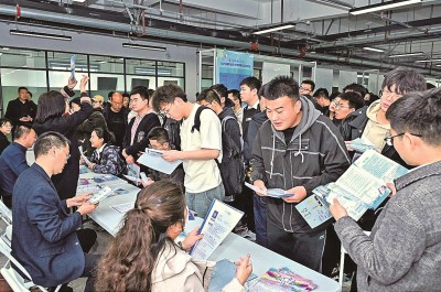 2024年3月，在蘭州大學(xué)2024屆畢業(yè)生大型春季綜合雙選會現(xiàn)場，青年學(xué)子踴躍報名西部用人單位。 蘭州大學(xué)供圖