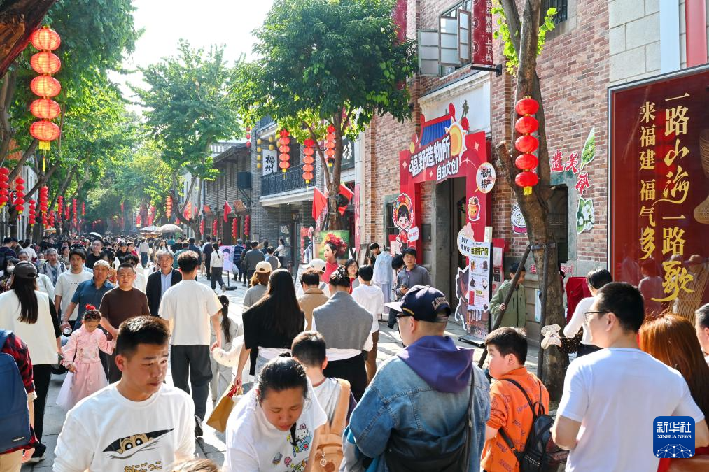 2月22日，市民游客在福州上下杭?xì)v史文化街區(qū)參觀游覽。新華社記者林善傳 攝
