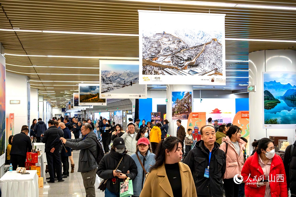“相約忻州·盡享冬韻”暨“乘地鐵游山西”主題攝影展（忻州）在太原地鐵長(zhǎng)風(fēng)街站啟幕。