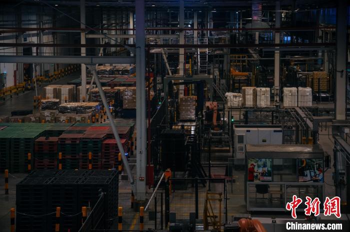 基地依托數(shù)字技術(shù)打造“黑燈工廠”。　李南軒 攝