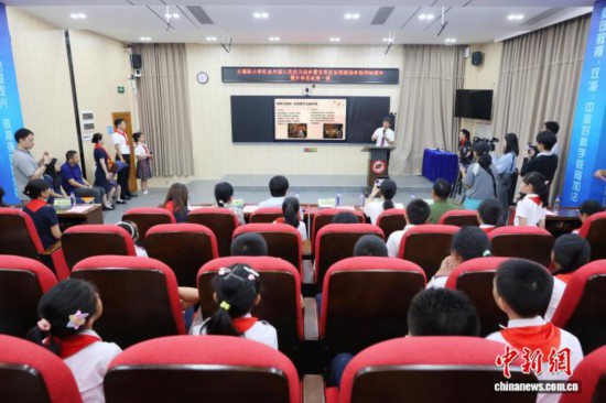 廣州中醫(yī)藥大學(xué)副校長、廣東省中醫(yī)院院長張忠德向?qū)W生講述“抗戰(zhàn)中的中醫(yī)藥”。吳遠(yuǎn)團(tuán) 攝