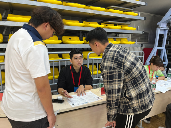 招聘會(huì)上，老師為畢業(yè)生開(kāi)展就業(yè)指導(dǎo)。校方供圖