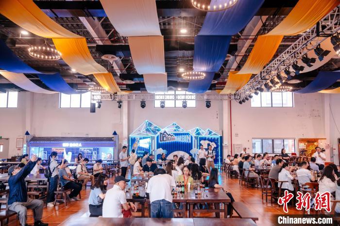 圖為基地內(nèi)的慕尼黑餐廳?！±钅宪?攝