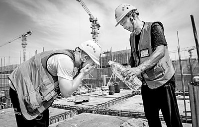 近日，多地迎來高溫天氣，圖為中鐵十二局工人在河北雄安新區(qū)大河片區(qū)安置房項目建設現(xiàn)場洗臉解暑。 新華社發(fā)