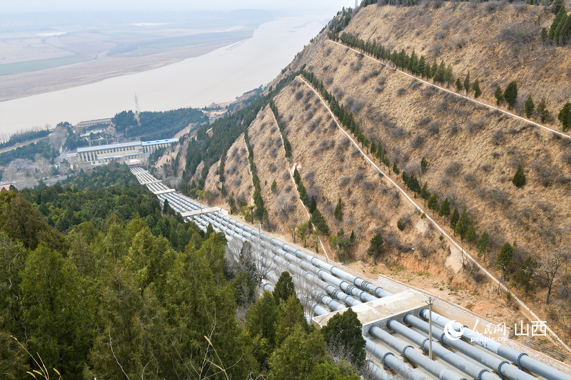 大禹渡灌區(qū)6條約700米的管道將黃河水引上旱塬。人民網(wǎng)記者 焦搏文攝