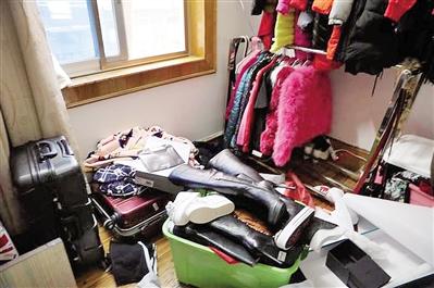 警方在犯罪嫌疑人住所查獲贓物。