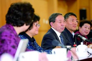 3月8日，全國(guó)政協(xié)舉行教育界別聯(lián)組會(huì)議，教育部部長(zhǎng)袁貴仁右三到會(huì)聽(tīng)取建議。