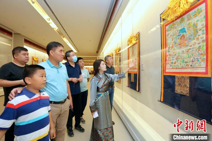 “藏韻瑰寶”藏醫(yī)四部醫(yī)典唐卡珍品展現(xiàn)場?！⒖∩n 攝