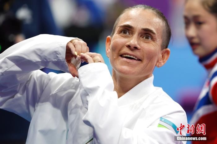 資料圖：9月28日，杭州第19屆亞運(yùn)會(huì)競(jìng)技體操女子跳馬決賽在黃龍?bào)w育中心體育館舉行。烏茲別克斯坦選手丘索維金娜以13.383分獲得該項(xiàng)目第四名。圖為丘索維金娜在賽后向觀眾比心。<a target='_blank' href='/'>中新社</a>記者 富田 攝