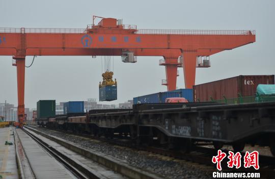 圖為：中歐班列吊裝。　王剛 攝