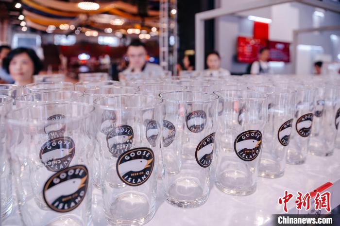 基地內(nèi)，各式啤酒文化周邊產(chǎn)品在出售?！±钅宪?攝