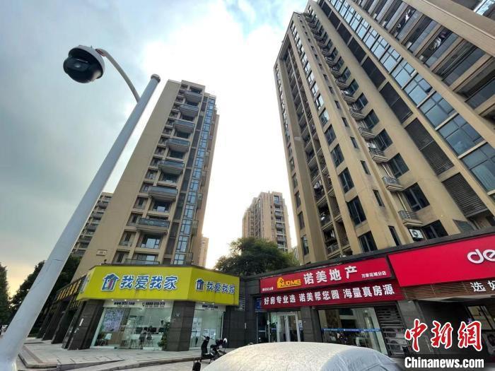 多家房地產(chǎn)中介。 蘇婷 攝