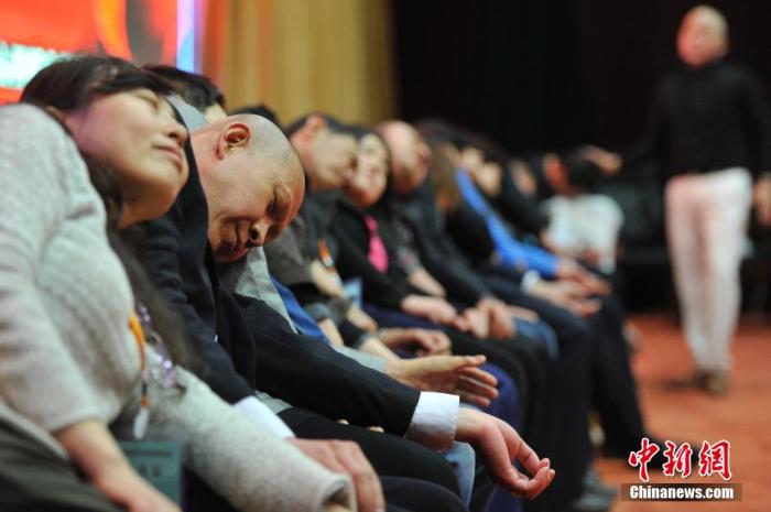 資料圖：民眾在專業(yè)催眠師的引導(dǎo)下睡覺，釋放壓力。<a target='_blank' href='/'>中新社</a>發(fā) 韋亮 攝