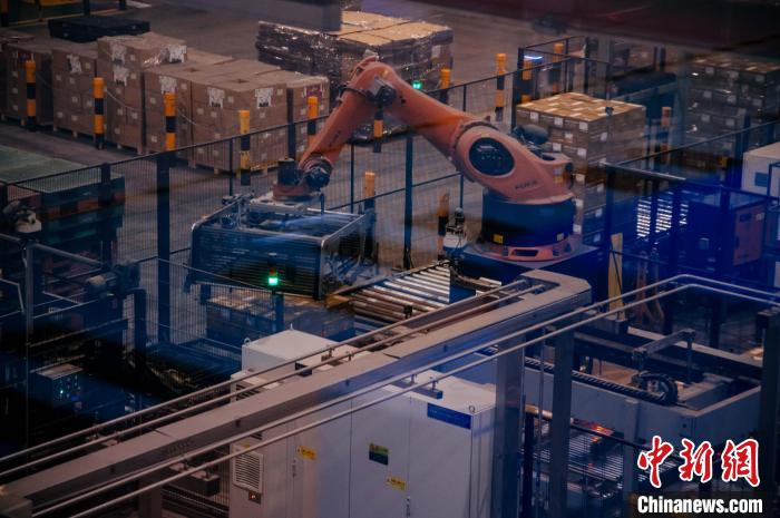 百威雪津啤酒莆田基地釀造幾乎都由自動(dòng)化生產(chǎn)線完成，年產(chǎn)能達(dá)200萬(wàn)噸。　李南軒 攝