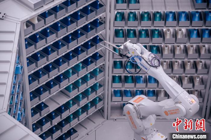 車間里，鞋楦配送機械臂在有序工作。　李南軒 攝