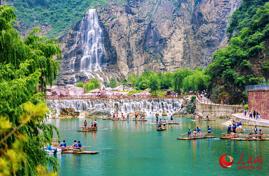 泛舟水上，成為酷熱夏季的一個(gè)避暑良方。人民網(wǎng)記者 王佩攝