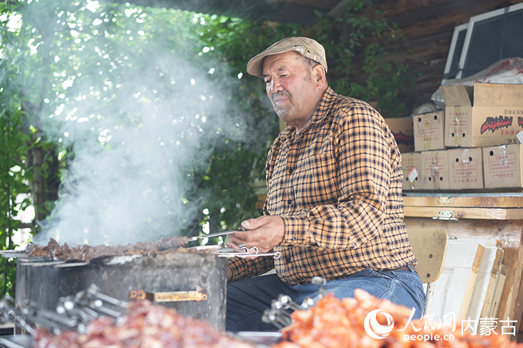 孫金花家庭小院內(nèi)，正在烤制肉串。人民網(wǎng)記者 李睿攝