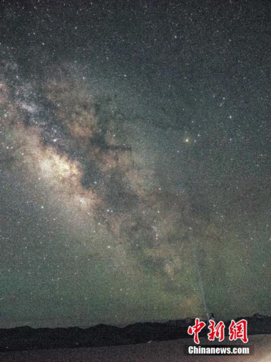 圖為6月20日晚游客在西藏阿里暗夜公園，與銀河“合影”。曹枝清 攝