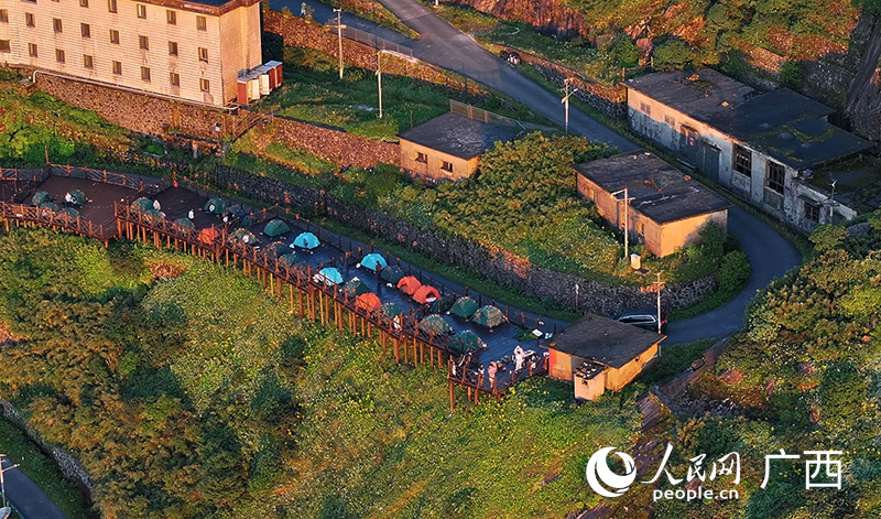 山頂露營區(qū)。人民網(wǎng) 雷琦竣攝