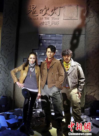 網(wǎng)絡(luò)自制劇《鬼吹燈之精絕古城》今日舉行發(fā)布會(huì)，靳東、陳喬恩和趙達(dá)組成的探寶三人組首次集結(jié)亮相?！●R海燕 攝