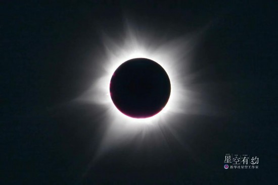 2023年4月20日，天宇上演日全環(huán)食（同一次日食，一部分地區(qū)可見(jiàn)日全食，另一部分地區(qū)可見(jiàn)日環(huán)食）。這是星空攝影師許曉平當(dāng)日在澳大利亞拍攝的日食。（星聯(lián)CSVA供圖）