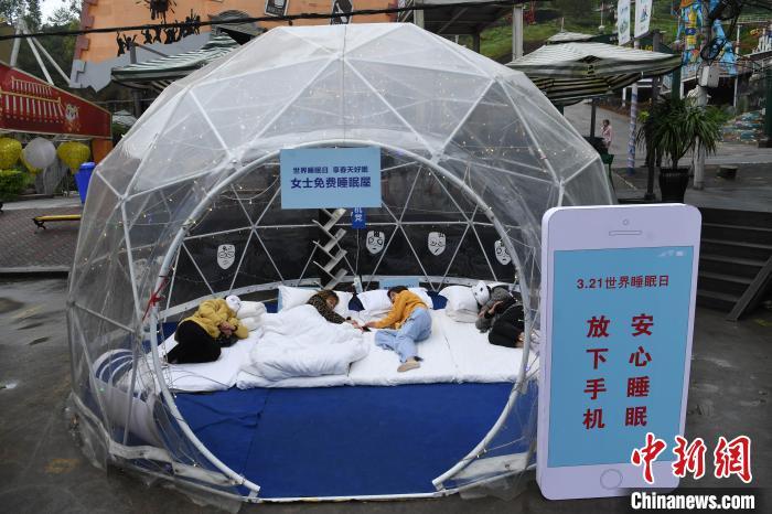 資料圖：工作人員以行為藝術(shù)的方式呼吁人們“放下手機(jī)、安心睡眠”。陳超 攝