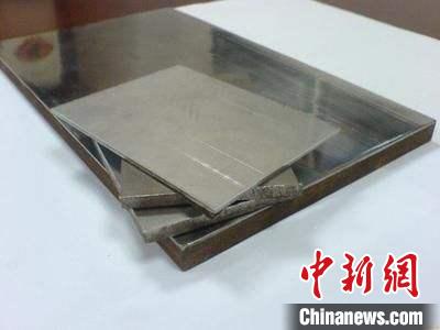 企業(yè)展示的金屬復(fù)合材料產(chǎn)品?！垕I子 攝