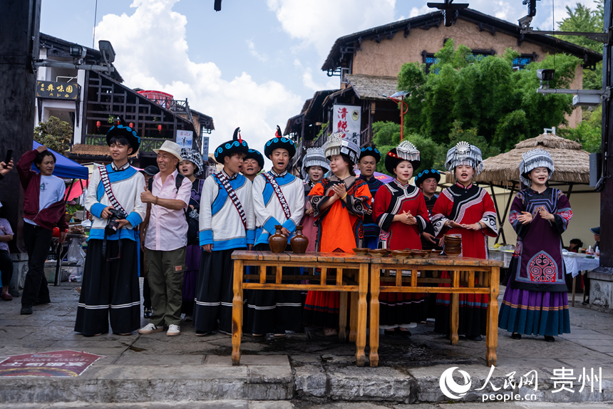 海坪文化小鎮(zhèn)里熱情的彝家“攔門酒”。人民網(wǎng)記者 涂敏攝