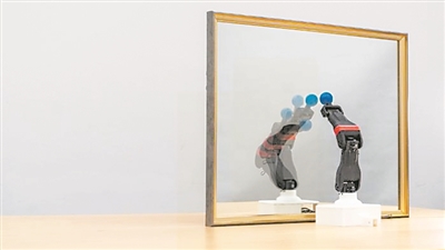  圖為機(jī)器人觀察自己在鏡子中的倒影，學(xué)習(xí)自身的形態(tài)和運(yùn)動(dòng)學(xué)，實(shí)現(xiàn)自主模擬。圖片來(lái)源：美國(guó)哥倫比亞大學(xué)