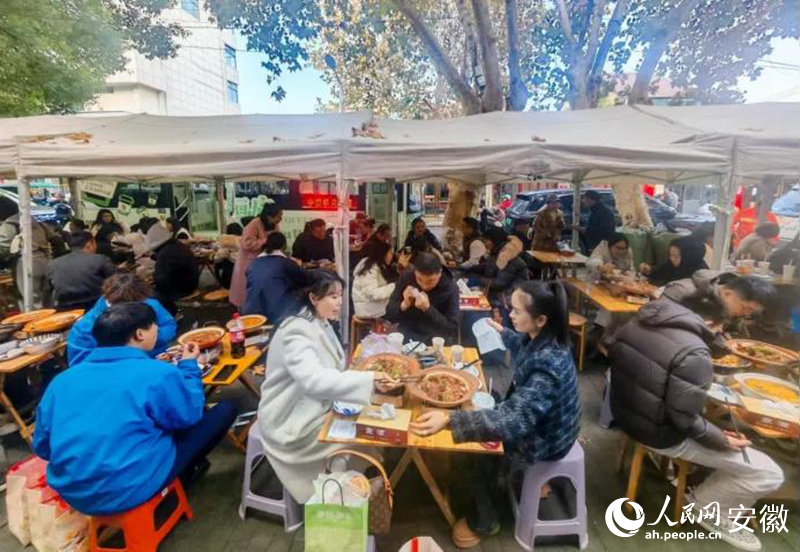 迎春街上，游客們品嘗廣德燉鍋。人民網(wǎng)記者 王銳攝