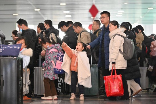 2月3日，家長帶領小朋友在北京豐臺站排隊檢票。新華社記者 宋為偉 攝