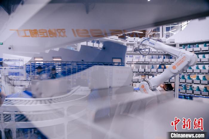 最快一個多小時，“私人訂制”的鞋子就能完成生產。　李南軒 攝