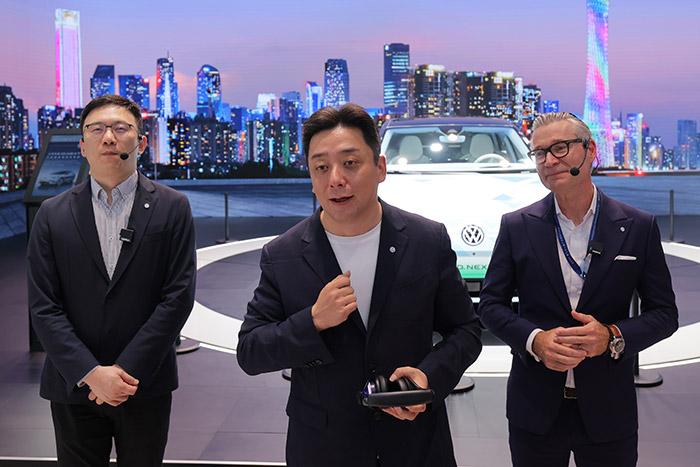 11月17日，上汽大眾汽車有限公司銷售與市場執(zhí)行副總經(jīng)理、上海上汽大眾汽車銷售有限公司總經(jīng)理俞經(jīng)民(中間)參加廣州車展展臺活動。 上汽大眾 供圖