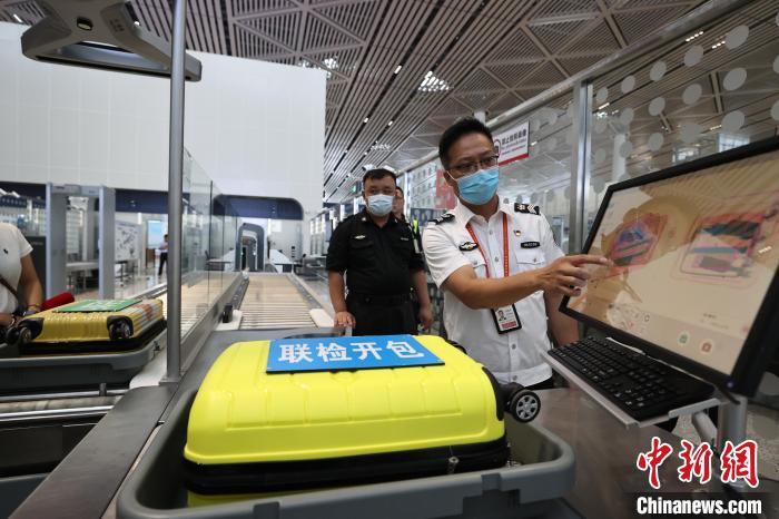 6月25日，在?？诿捞m國(guó)際機(jī)場(chǎng)T2航站樓，工作人員對(duì)完成改造的設(shè)備進(jìn)行模擬測(cè)試。　蔣啟明 攝