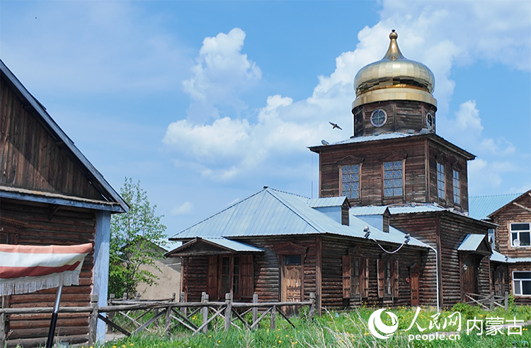 頗具特色的“木刻楞”房屋。人民網(wǎng)記者 齊浩男攝