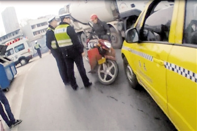 交巡警發(fā)現(xiàn)張師傅還是酒駕。 本報記者 甘俠義 攝