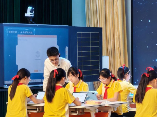 重慶科學城樹人思賢小學校教師執(zhí)教“S2C”示范課。