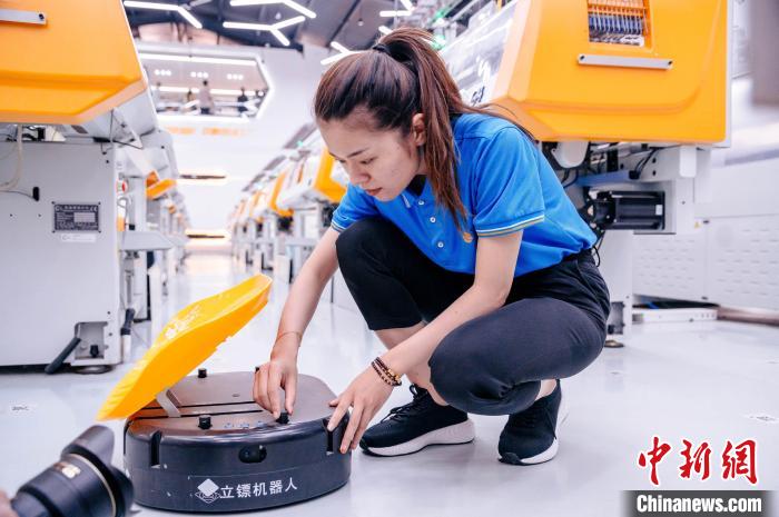 圖為員工在調試AGV搬運機器人?！±钅宪?攝