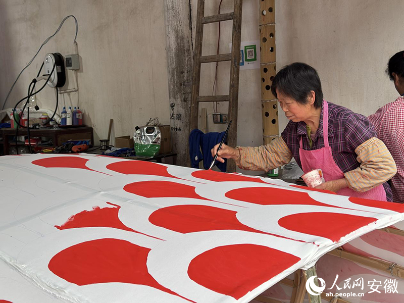 瞻淇村內(nèi)大多數(shù)村民都掌握制作魚燈的絕活。人民網(wǎng)記者 胡雨松攝