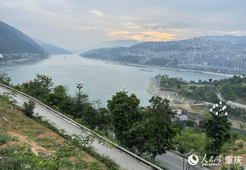 從巫山縣龍門(mén)街道江村遠(yuǎn)眺，左側(cè)為三峽里·竹枝村，右側(cè)為巫山縣城。人民網(wǎng)記者 劉政寧攝
