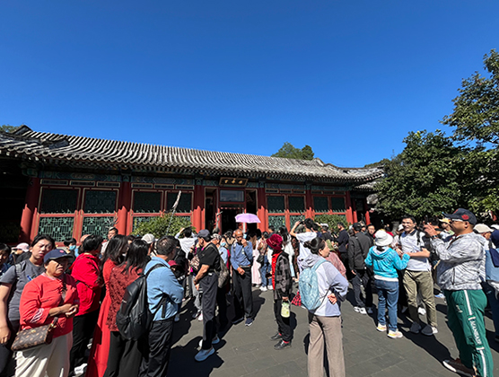 游客在頤和園游覽。人民網(wǎng)記者 李楠樺攝