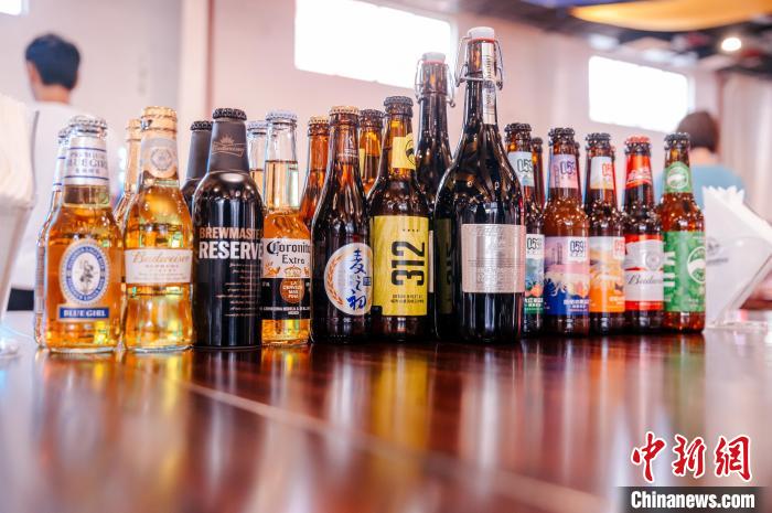 莆田基地主要生產(chǎn)全球旗艦品牌百威、科羅娜、貝克等啤酒，并生產(chǎn)雪津啤酒、雪山啤酒、藍(lán)妹啤酒等。　李南軒 攝