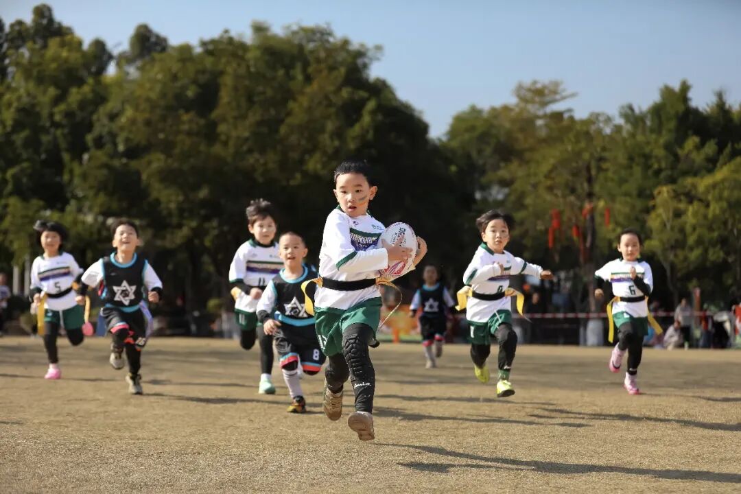 福建省福州市兒童公園，幼兒組隊員正在進行橄欖球比賽。謝貴明攝（人民視覺）