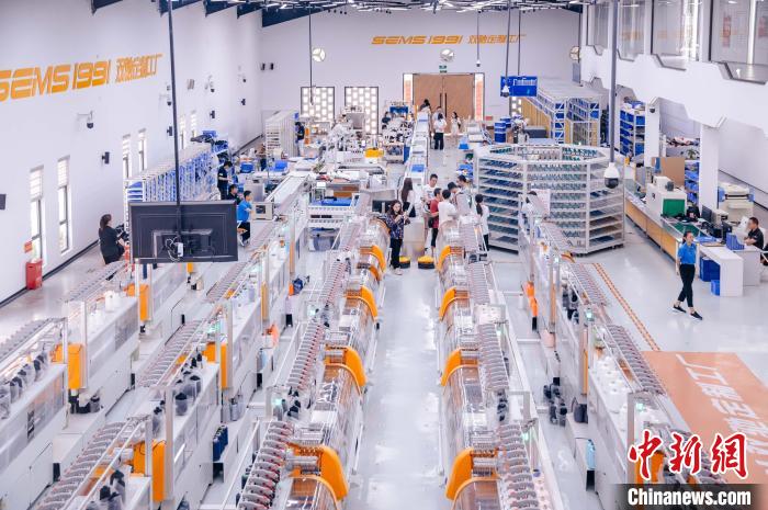 “高質量發(fā)展調研行”主題采訪活動來到福建莆田雙馳鞋業(yè)個性化定制示范工廠?！±钅宪?攝