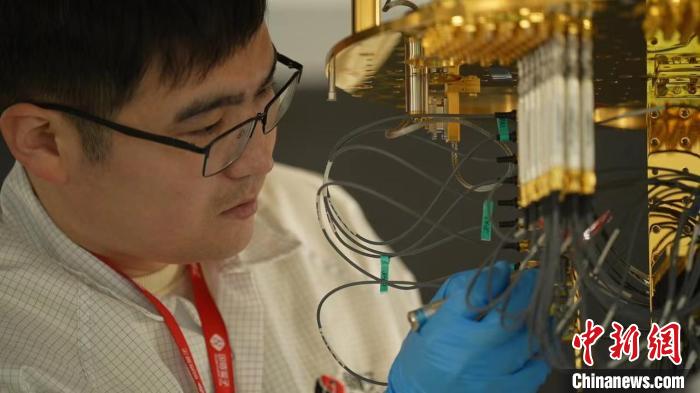 科研人員正在組裝超導(dǎo)量子計算機。